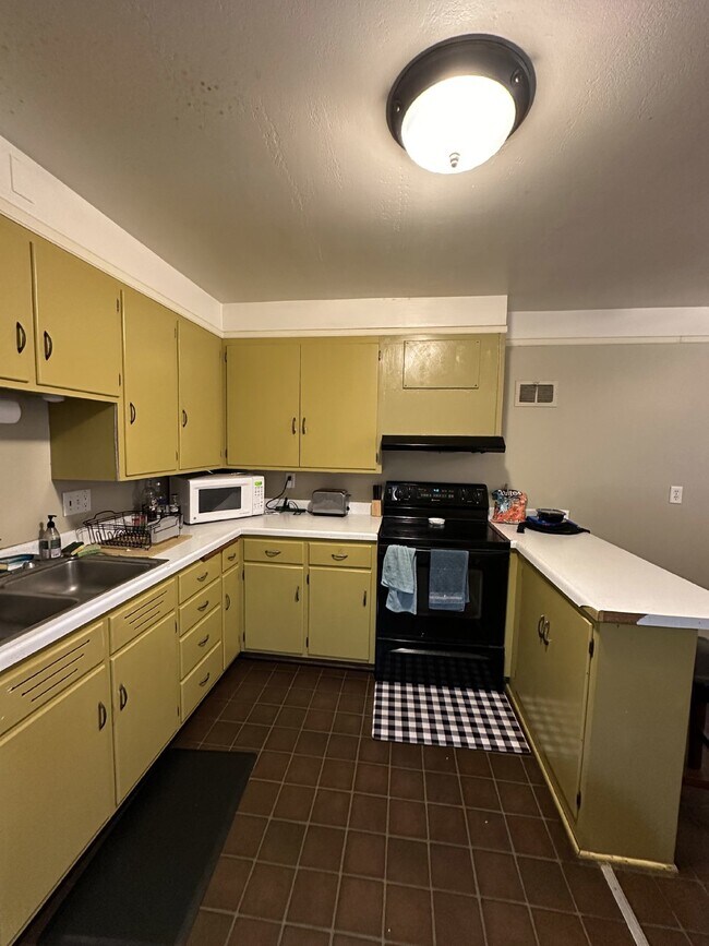 Building Photo - 4 Bed 2 Bath close to UWEC and downtown! A...