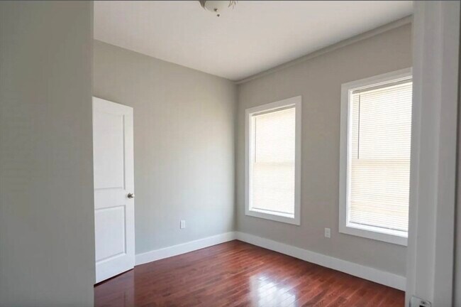 Building Photo - 33 Covington St