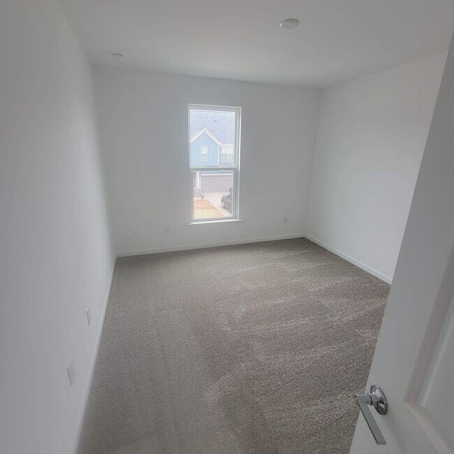 Building Photo - 3BR/2BA Townhouse located in Odell Corners...