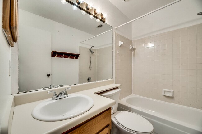 Building Photo - Charming 3-Bedroom Home with 2 Baths in Prime Fort Worth Location