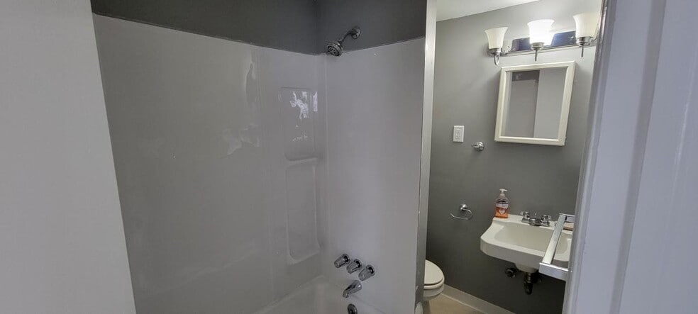 Bathroom - 31 Walnut St