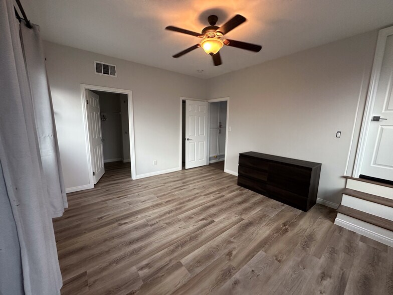 Building Photo - 10929 Landale St