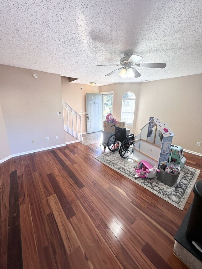 Building Photo - Updated Condo Near Shore Drive