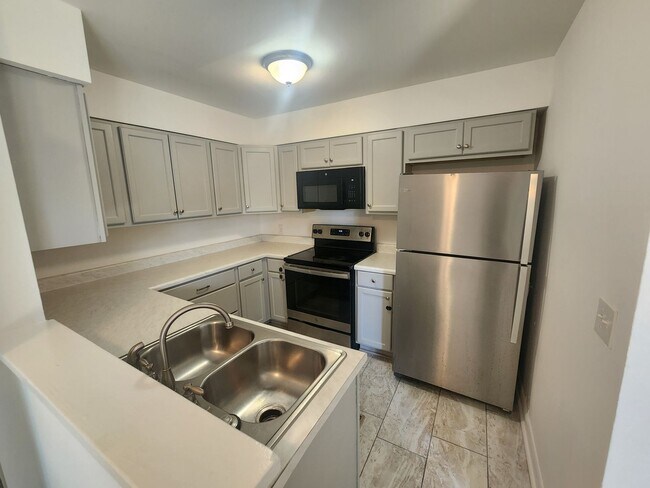 Building Photo - 4900 Spring Lake Dr