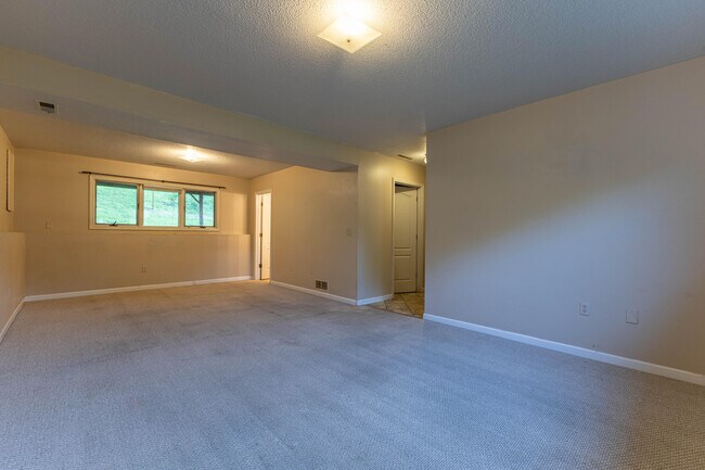 Building Photo - 4371 W Southview Dr