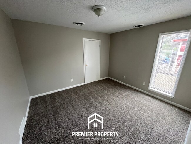 Building Photo - 3-Bedroom Single-Family Home for Rent in Memphis, TN - Vaulted Ceilings & Fenced Yard