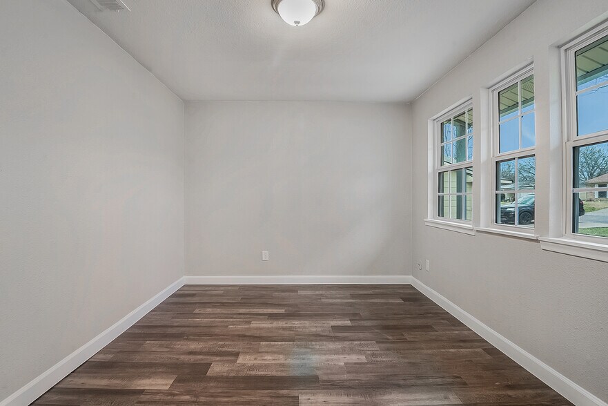 Building Photo - 813 S Valentine Dr