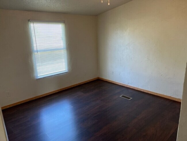 Building Photo - 1307 Speedway Dr
