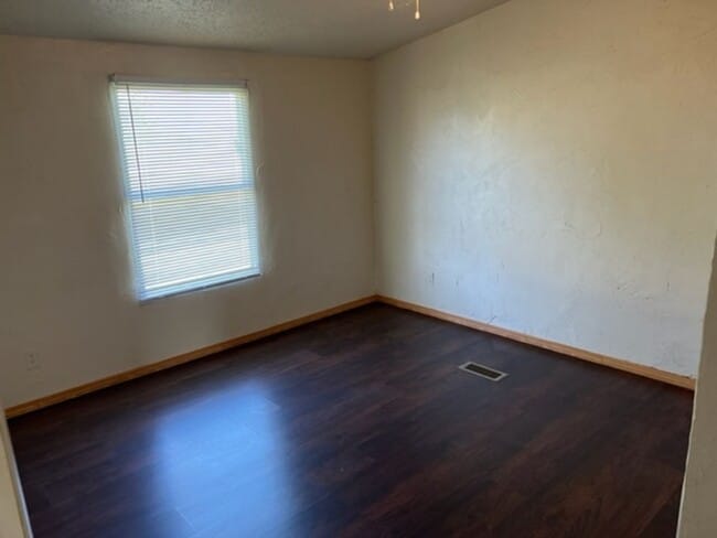 Building Photo - Great 4 Bdrm 2 Bath Manufactured Home in R...