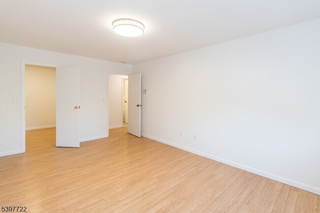 Building Photo - 530 Park Ave