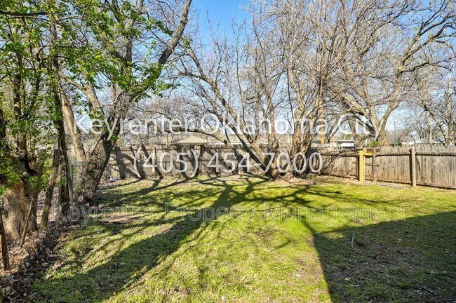 Building Photo - 4913 N Willow Ave