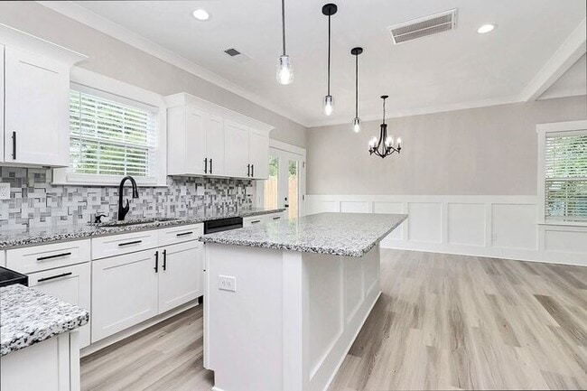 Building Photo - Stunning 3BD/2.5BA Home in Charlotte!