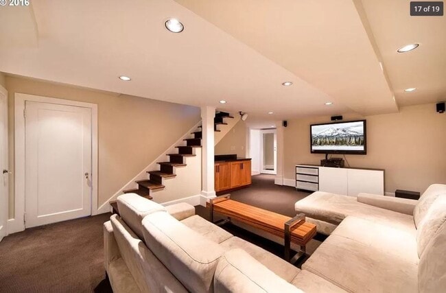 Building Photo - Stunning West Hills 5 bedroom Home with st...