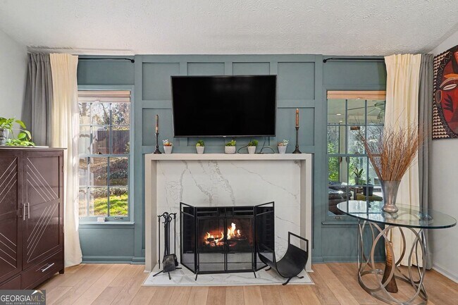 Building Photo - 8671 Twin Oaks Dr