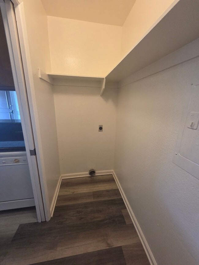 Building Photo - 2 Bedroom Condo for Rent