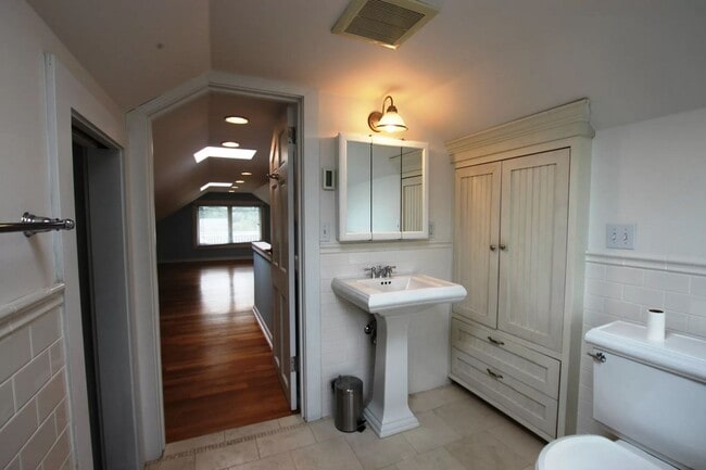 Building Photo - Lovely Craftsman Style Home Ballard !