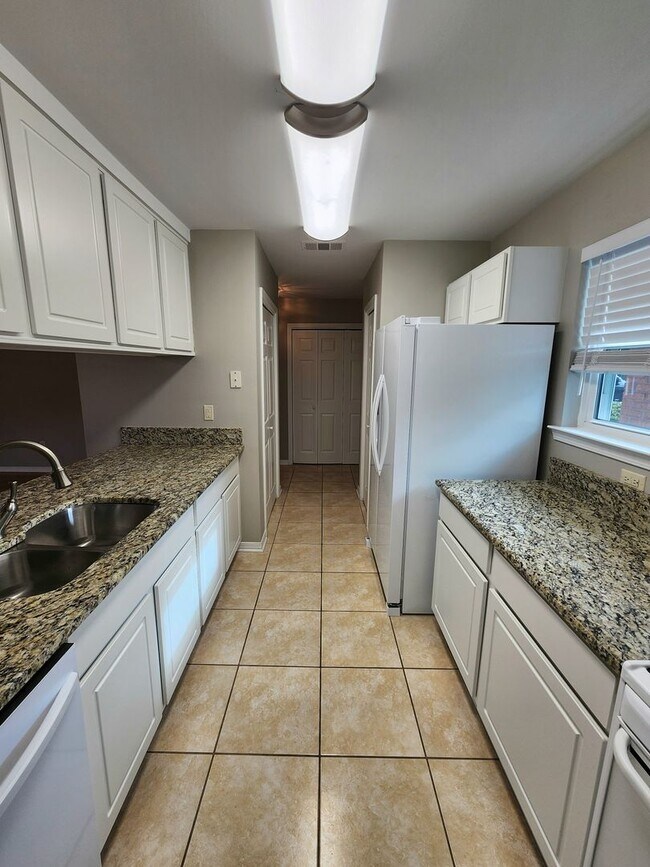 Building Photo - 2/2 Home in Lakeview Villas!