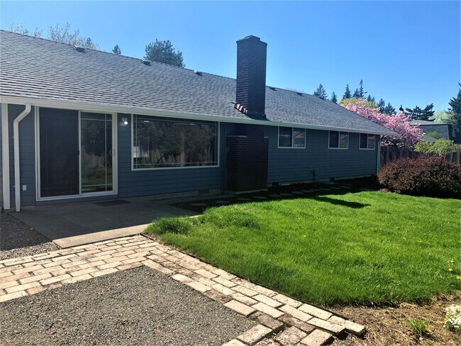 Building Photo - Desirable Cascade Park Location with Many ...