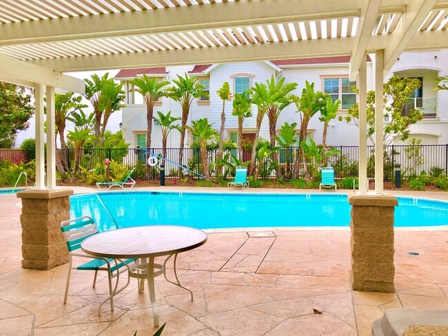 Building Photo - Beautifully Upgraded & Appointed End Condo...