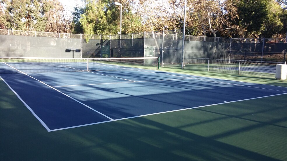 Many Tennis Courts for City Residents to Enjoy - 10 Abrigo