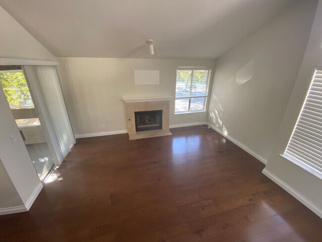 Building Photo - 1 bed, 1 bath Sycamore Villas Condo