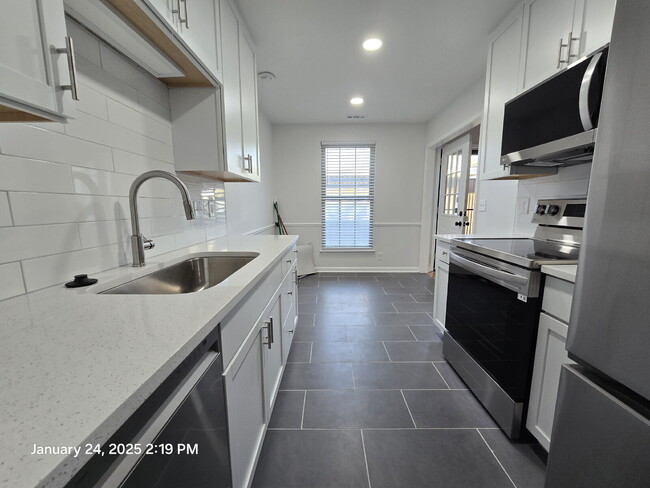 Building Photo - Beautifully Renovated Three Bedroom in Bel...