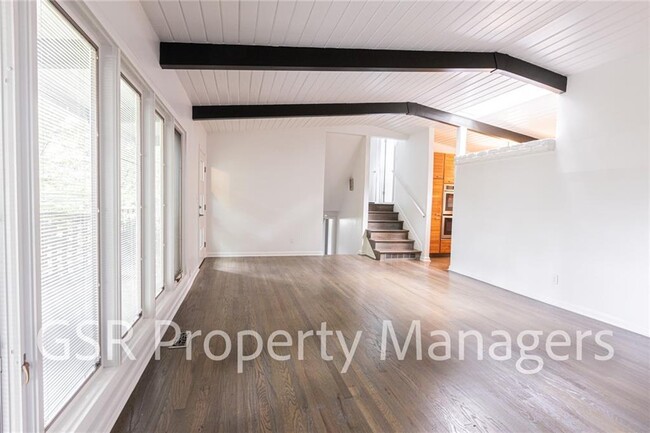 Building Photo - 2026 N Akin Dr NE