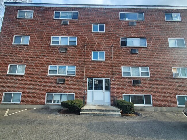 Building Photo - 4 Oakcrest Rd