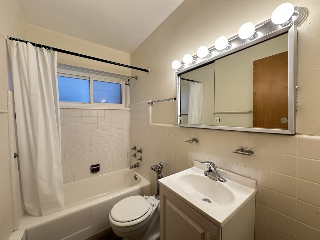 Building Photo - 1400 Chicago Ave