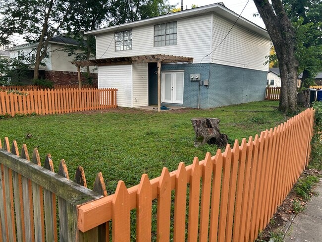 Building Photo - 1726 Robins St