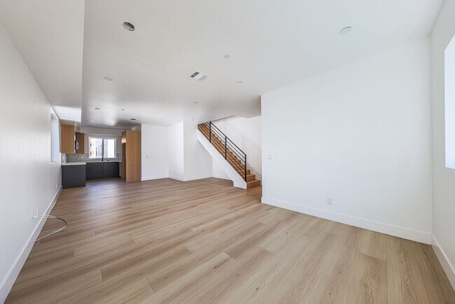 Building Photo - 1237 N Orange Dr