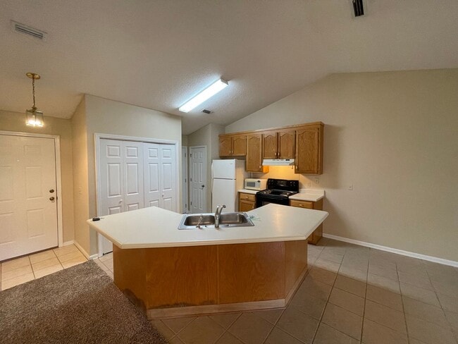 Building Photo - Quail Hollow!!  New Paint/Flooring