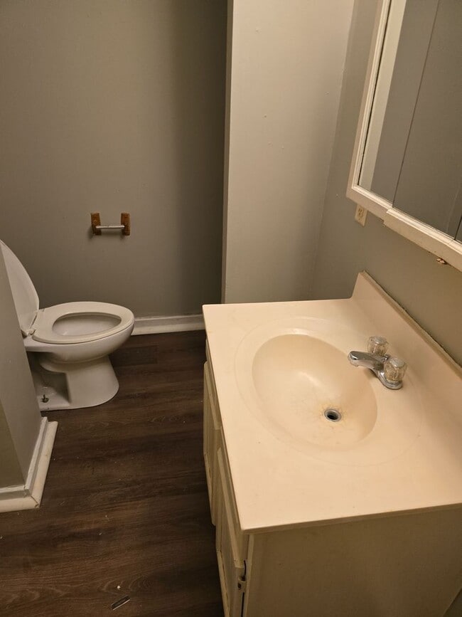 Building Photo - Spacious 2 Bedroom Home! Nice yard! Pet Friendly!