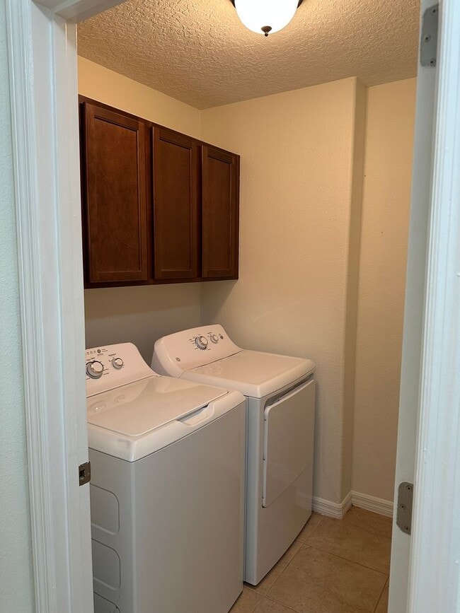 Building Photo - 3 Bedroom, 2.5 Bath Townhome in Gated Sanford Community – Pet Friendly