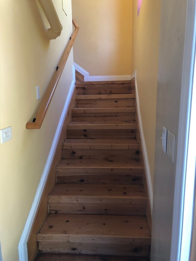 Building Photo - Country Charm In The City!