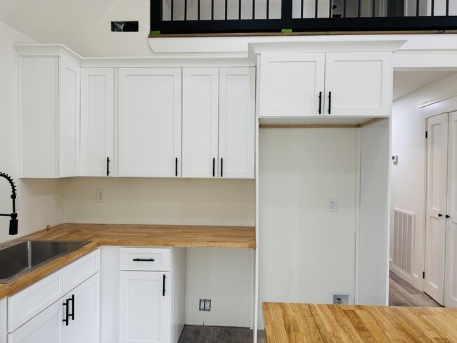 Building Photo - 221 Sheffield Dr