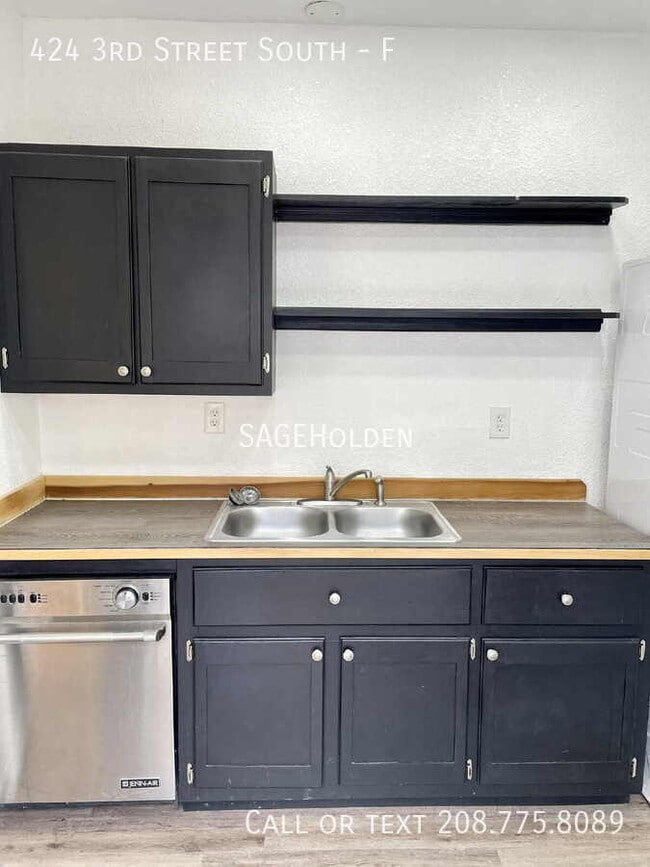 Building Photo - 424 3rd St S