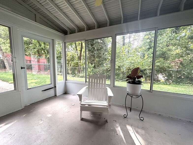 Building Photo - 428 Montemar Ave
