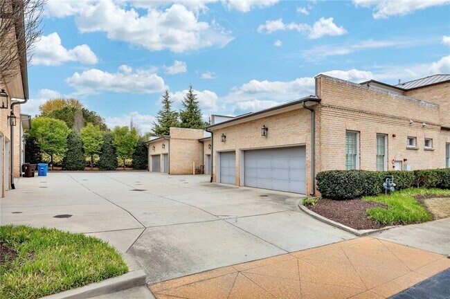 Building Photo - 108 Grand Cres