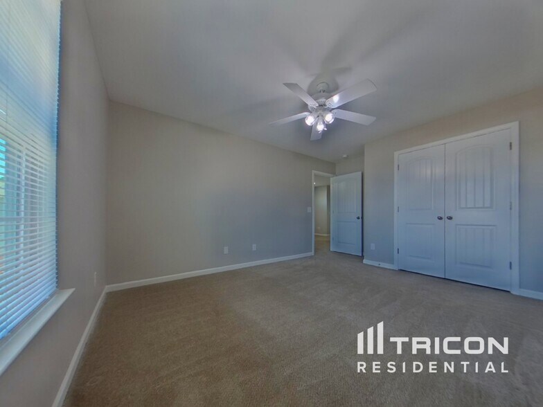 Building Photo - 313 Fairford Rd