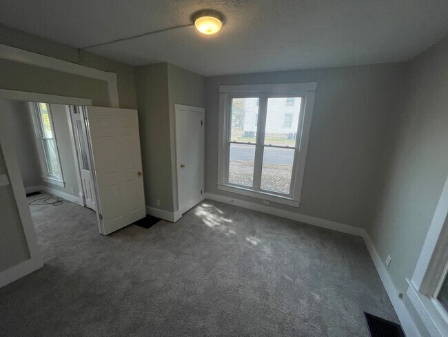 Building Photo - 504 S 4th- HBS