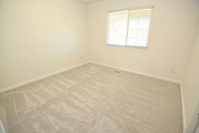Building Photo - 5659 Lathrop Dr