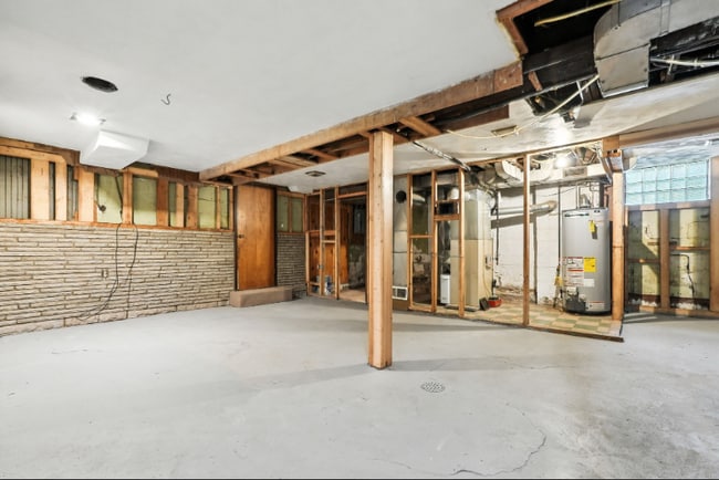 Building Photo - "Charming 3-Bed Retreat with Gleaming Hardwood Floors on Beacon Hill Avenue!"