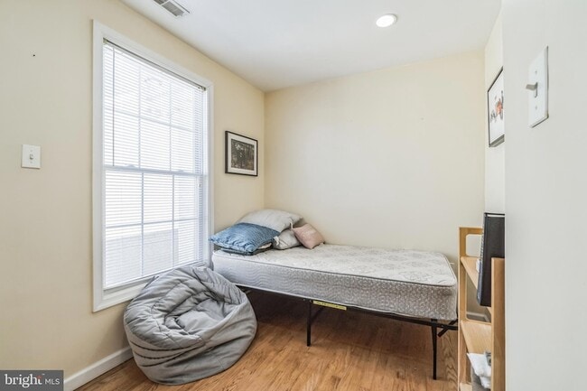 Building Photo - 449 Parker Ave