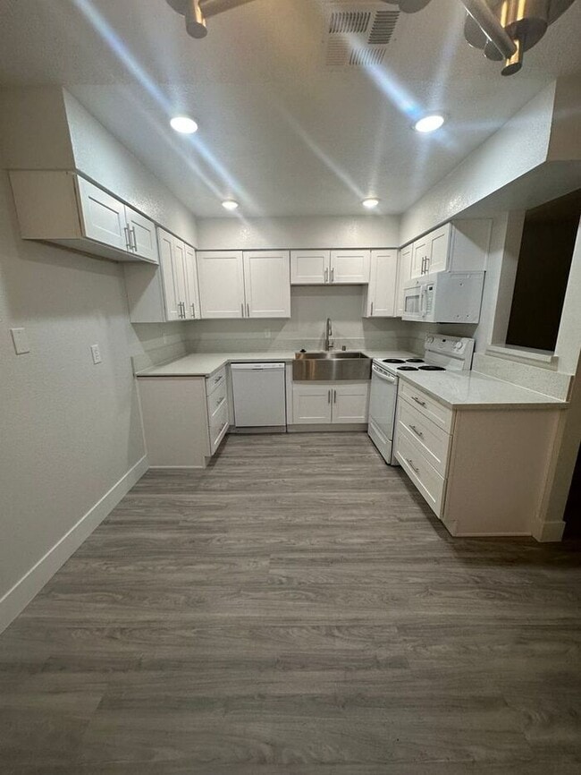 Building Photo - Beautifully Remodeled 1-Bedroom Condo in Desert Shores!