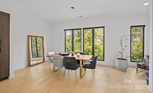 Building Photo - 2712 N Davidson St