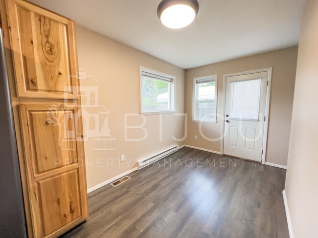 Building Photo - Move In Incentive, $300 off!!