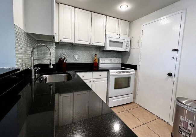 Building Photo - 401 Golden Isles Dr