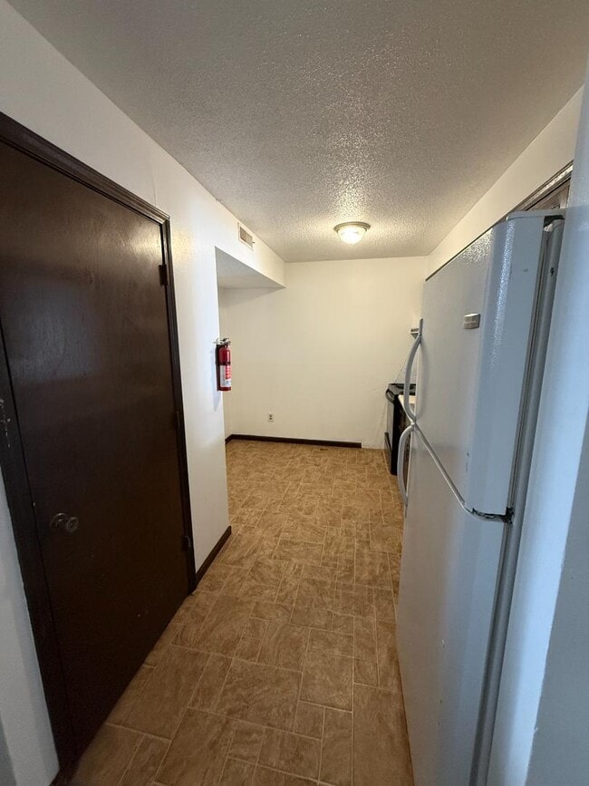 Building Photo - 2305 Southridge Dr