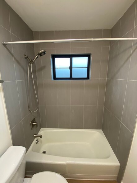 shower - 1108 Constitution Ave